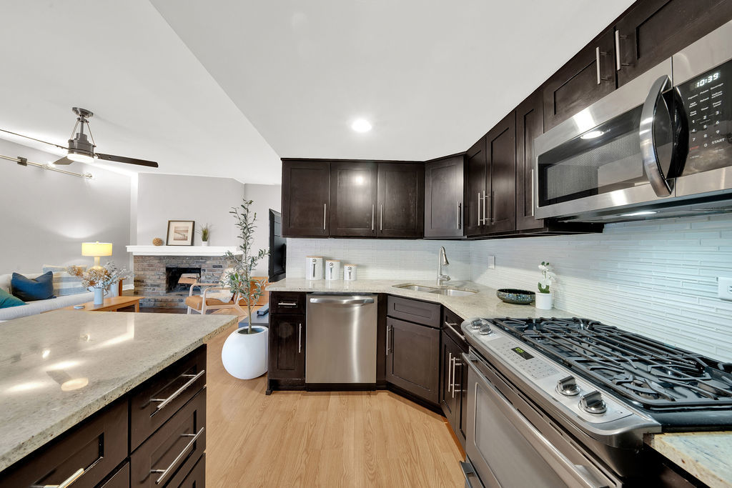 2300 N Southport Avenue Unit: 3C