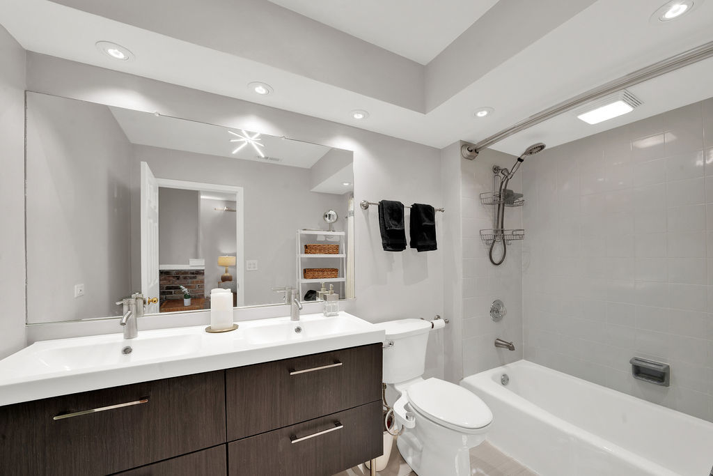 2300 N Southport Avenue Unit: 3C