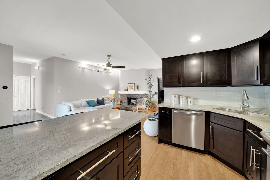 2300 N Southport Avenue Unit: 3C