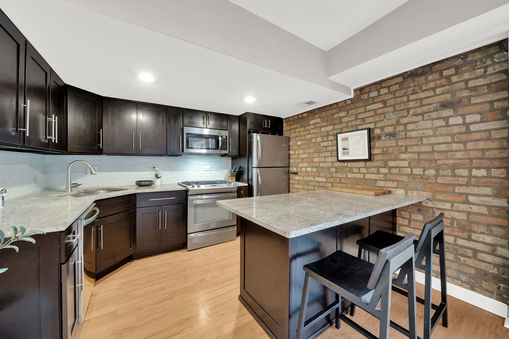 2300 N Southport Avenue Unit: 3C