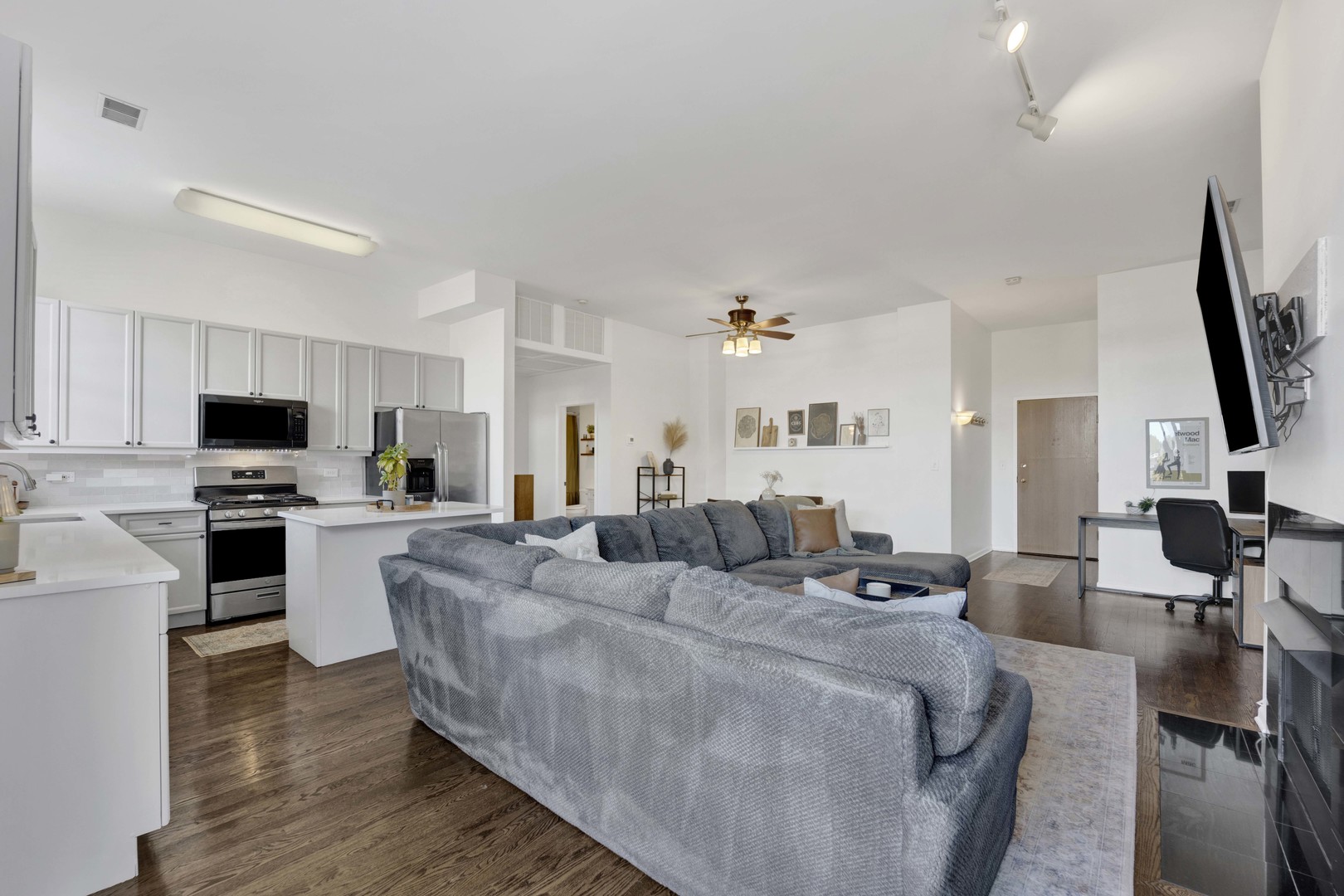 1350 W Fullerton Avenue Unit: 405