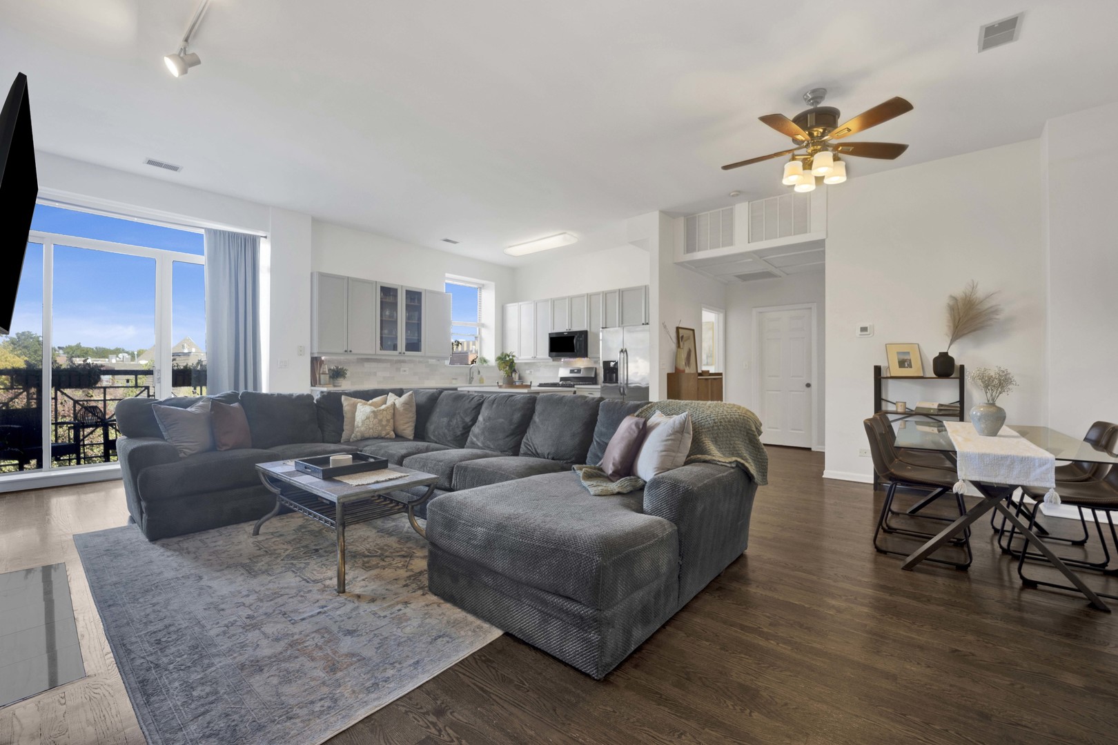 1350 W Fullerton Avenue Unit: 405