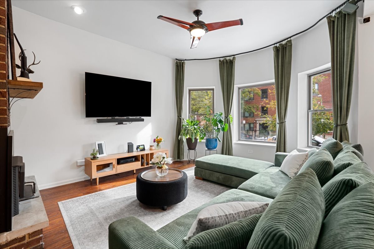 1038 W Byron Street Unit: 1E