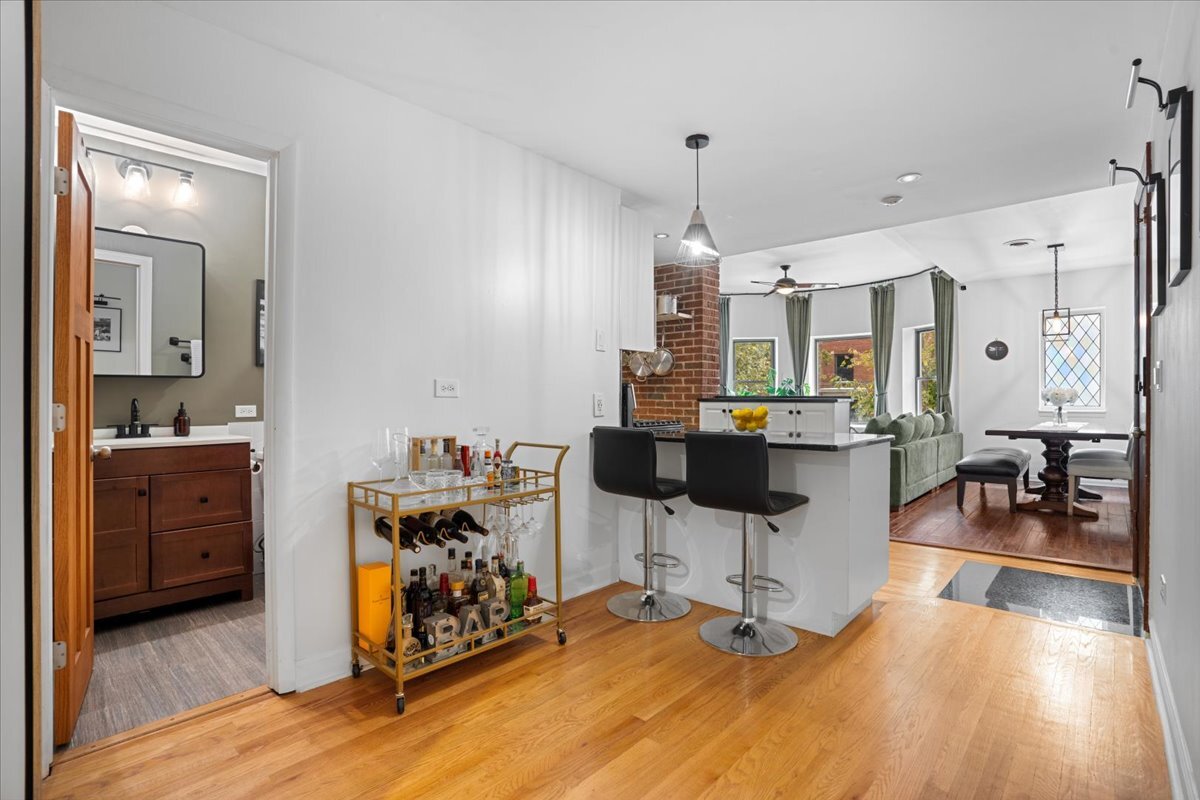 1038 W Byron Street Unit: 1E
