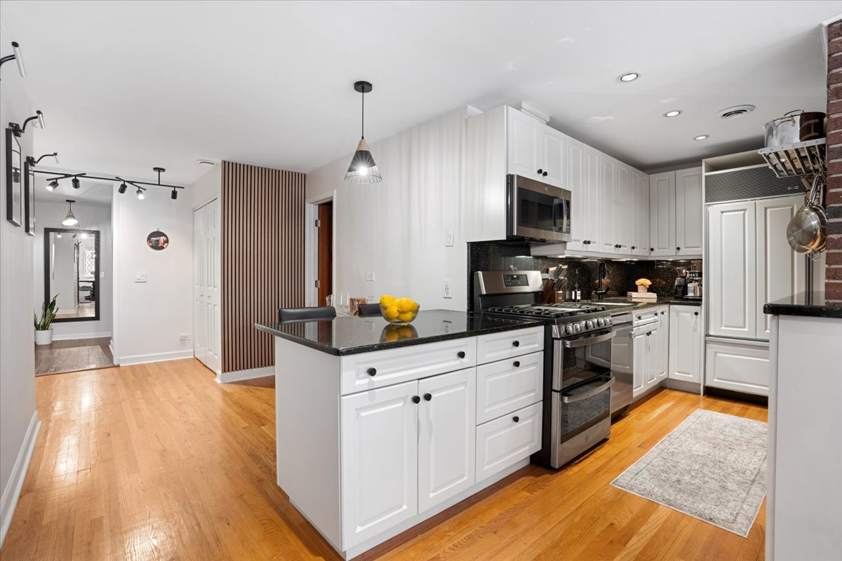 1038 W Byron Street Unit: 1E