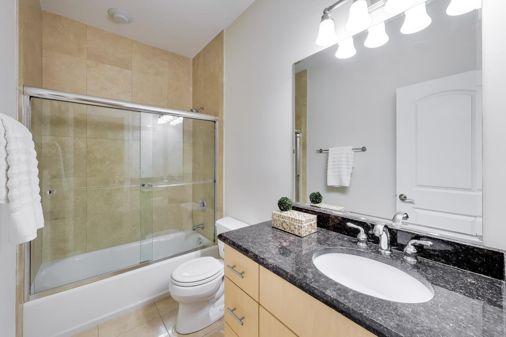 1636 N Artesian Avenue