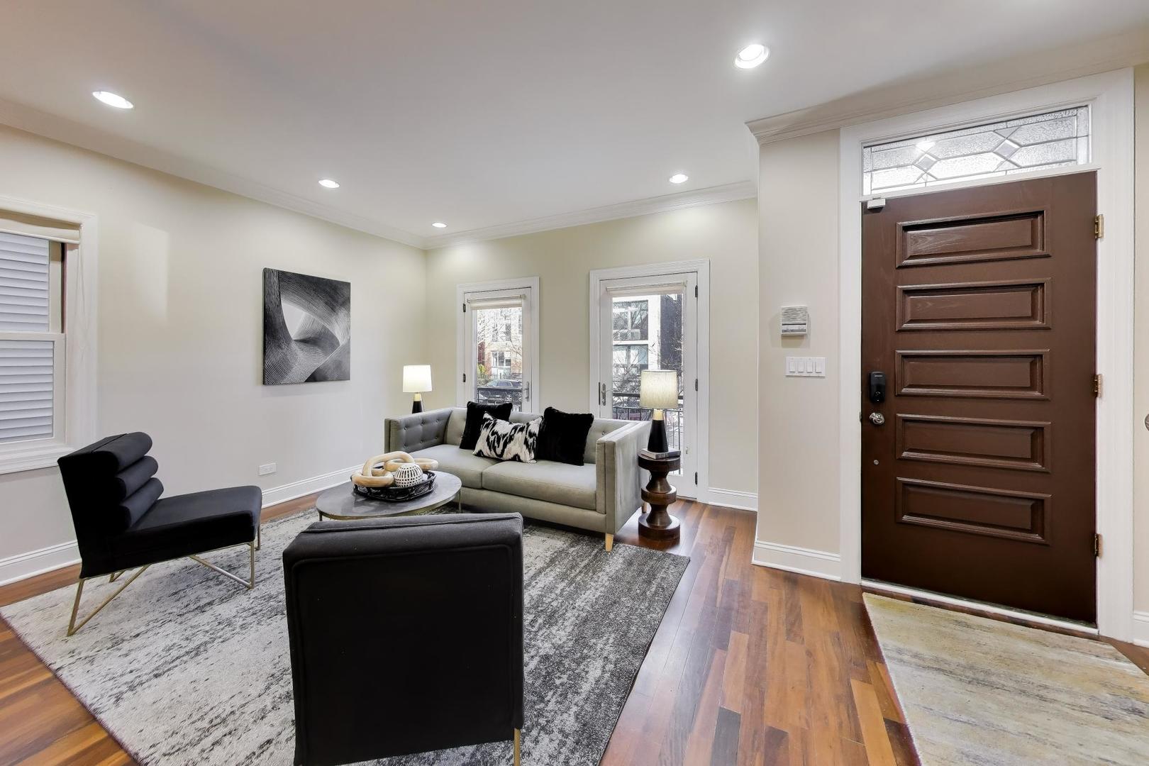 1636 N Artesian Avenue