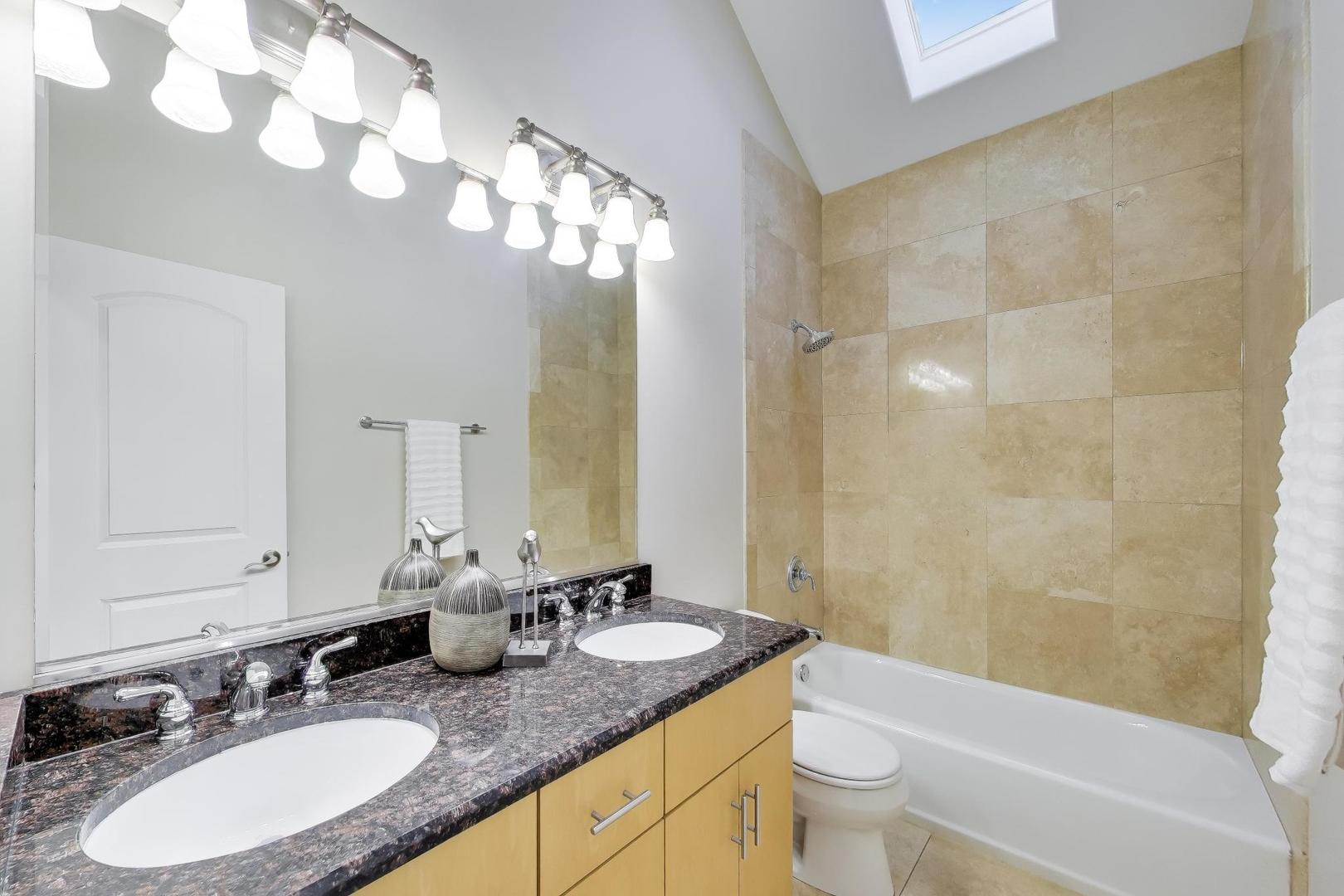 1636 N Artesian Avenue