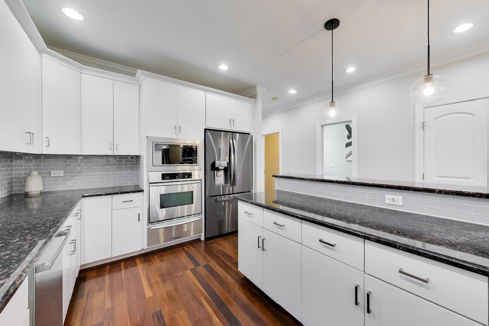 1636 N Artesian Avenue