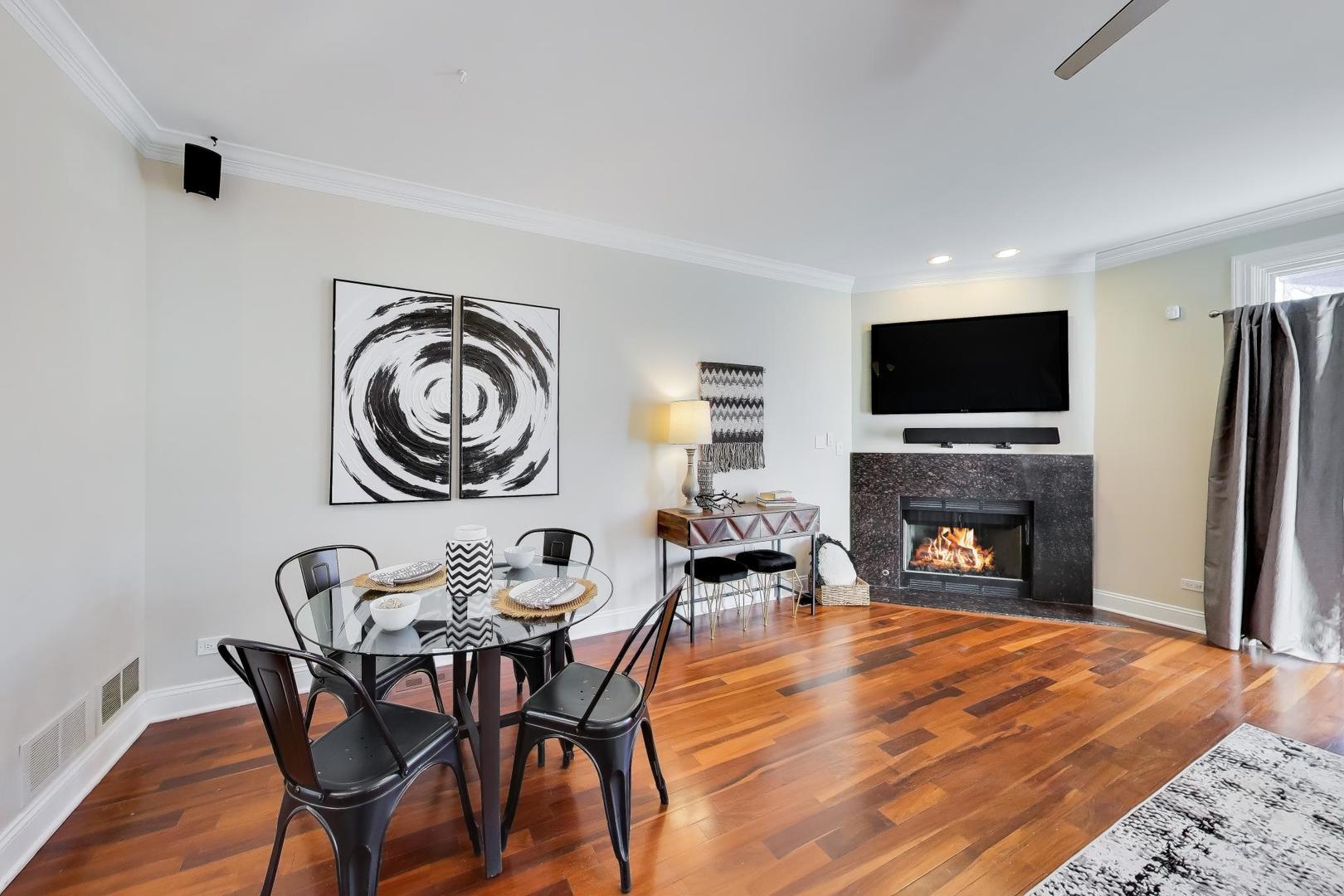 1636 N Artesian Avenue