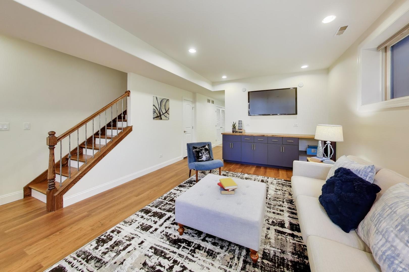 1636 N Artesian Avenue