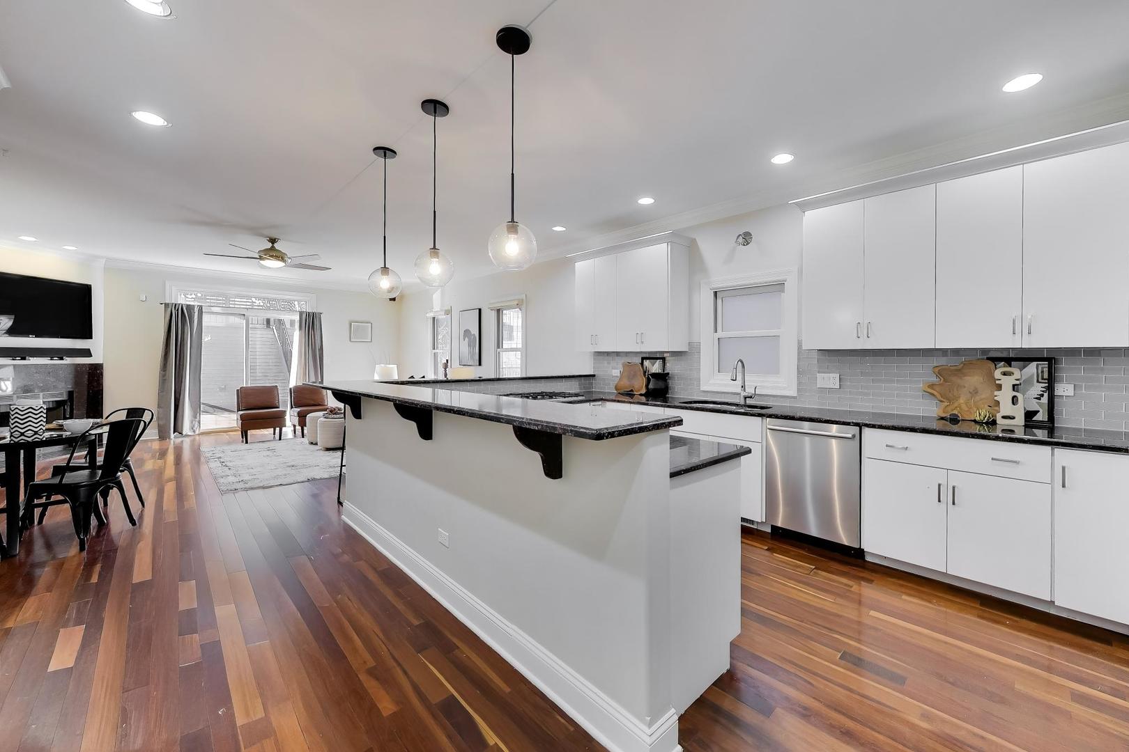 1636 N Artesian Avenue