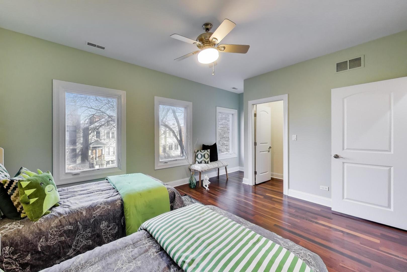 1636 N Artesian Avenue