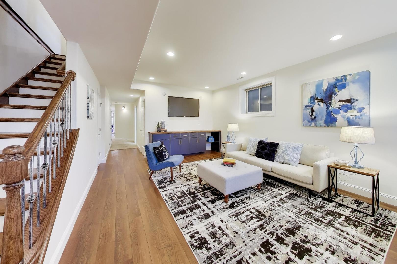 1636 N Artesian Avenue