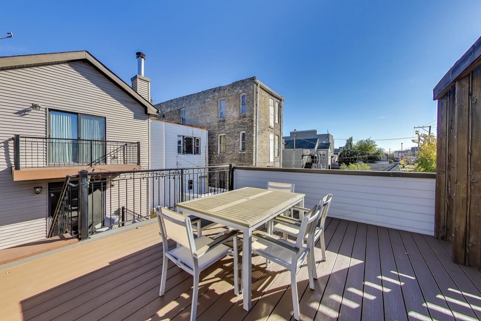 1636 N Artesian Avenue