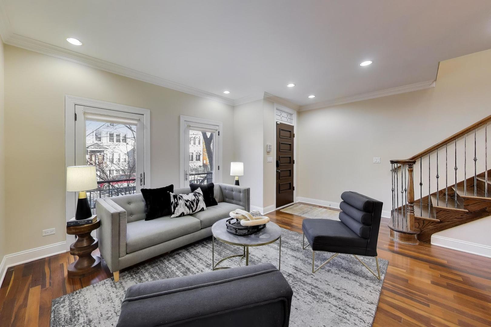 1636 N Artesian Avenue