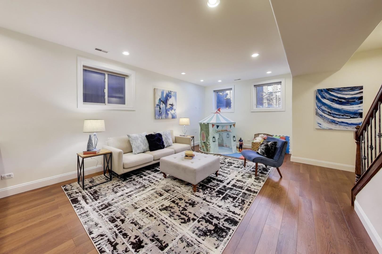 1636 N Artesian Avenue