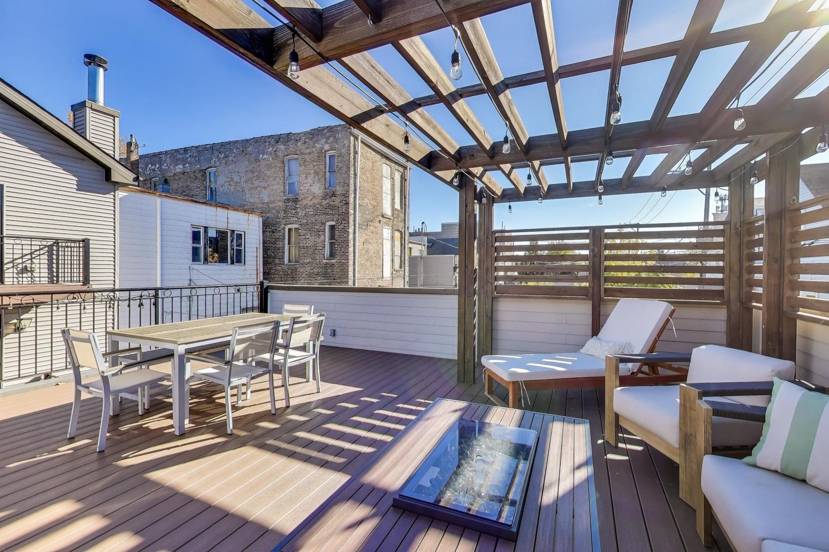 1636 N Artesian Avenue