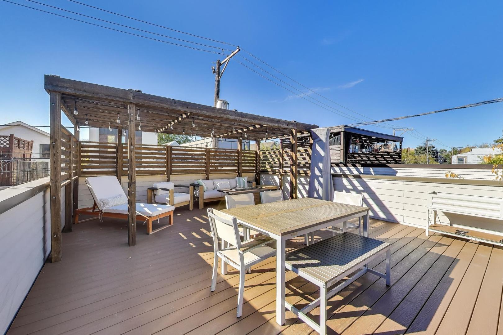 1636 N Artesian Avenue