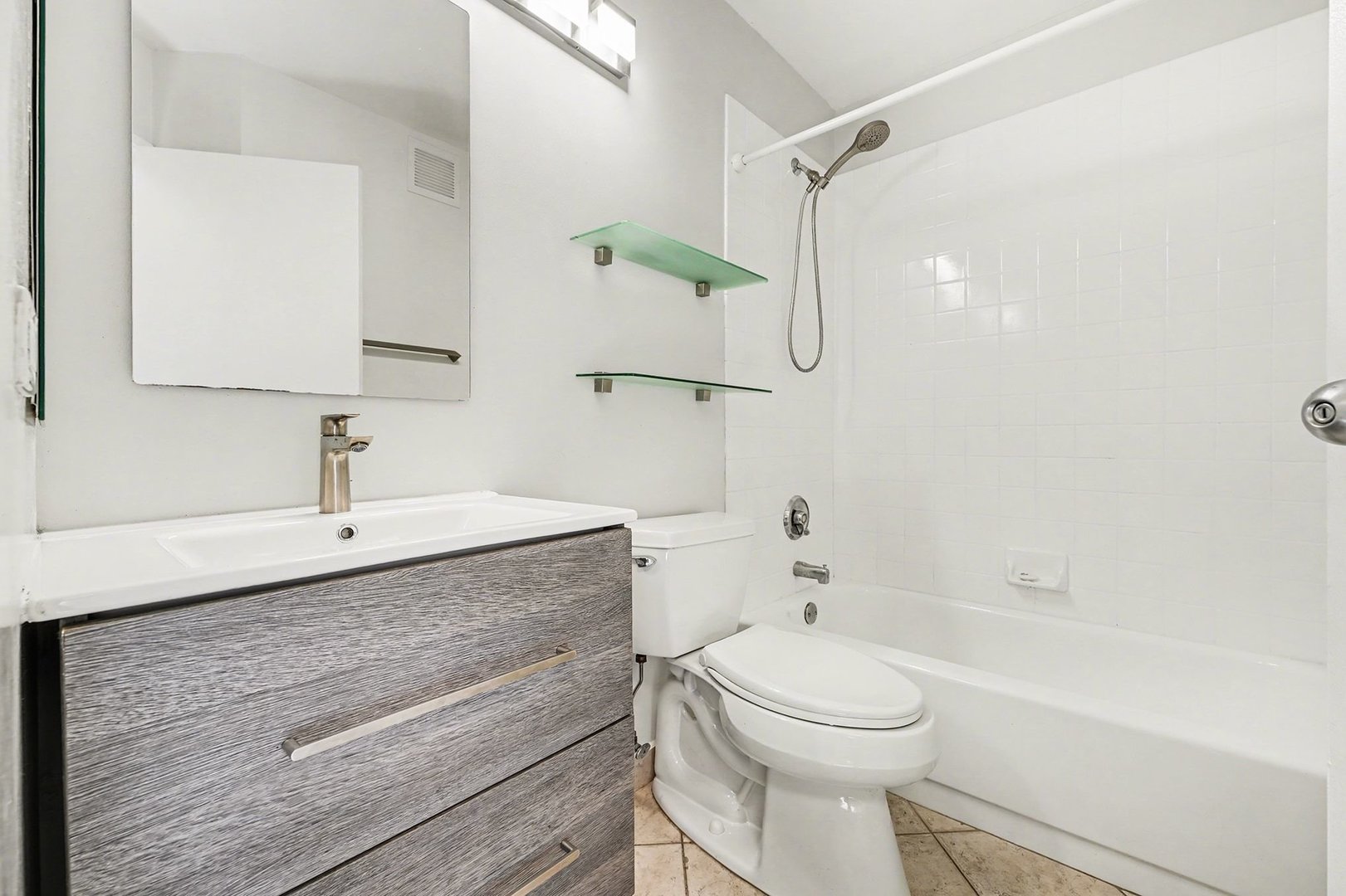 3660 N Lake Shore Drive Unit: 915