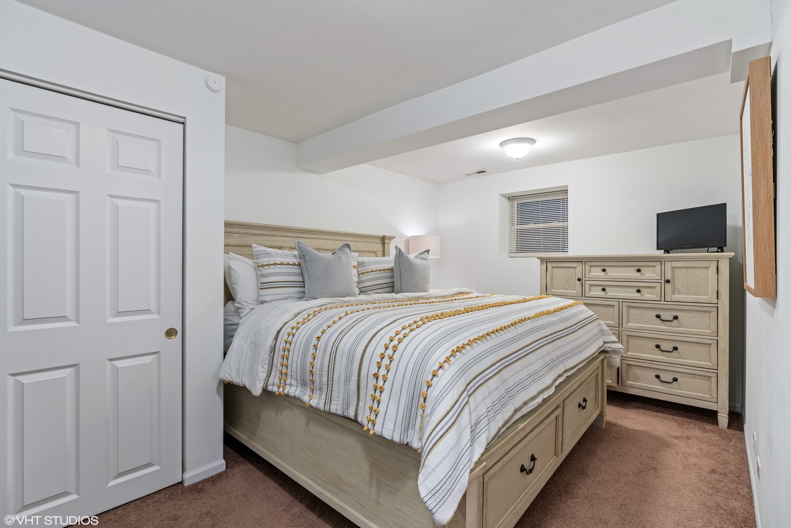 2524 N Washtenaw Avenue Unit: 1F