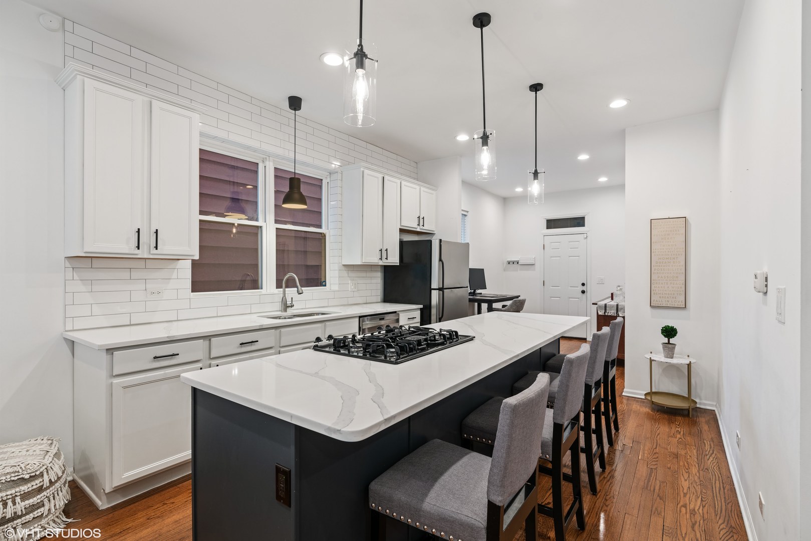 2524 N Washtenaw Avenue Unit: 1F