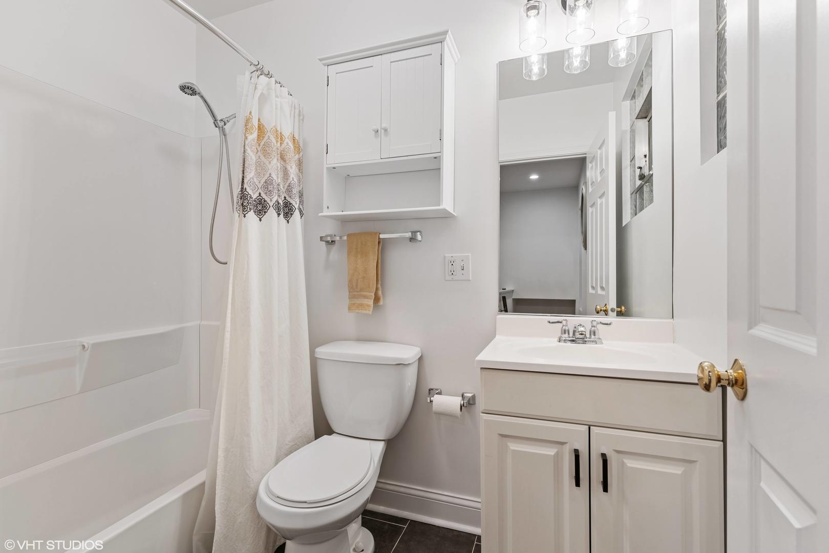 2524 N Washtenaw Avenue Unit: 1F