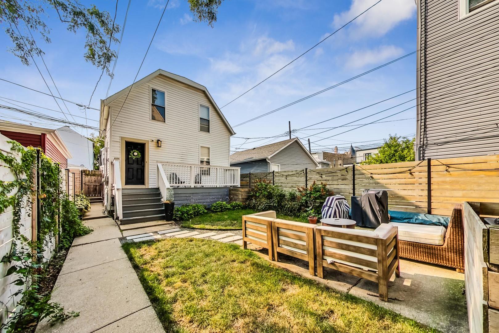 2524 N Washtenaw Avenue Unit: 1F