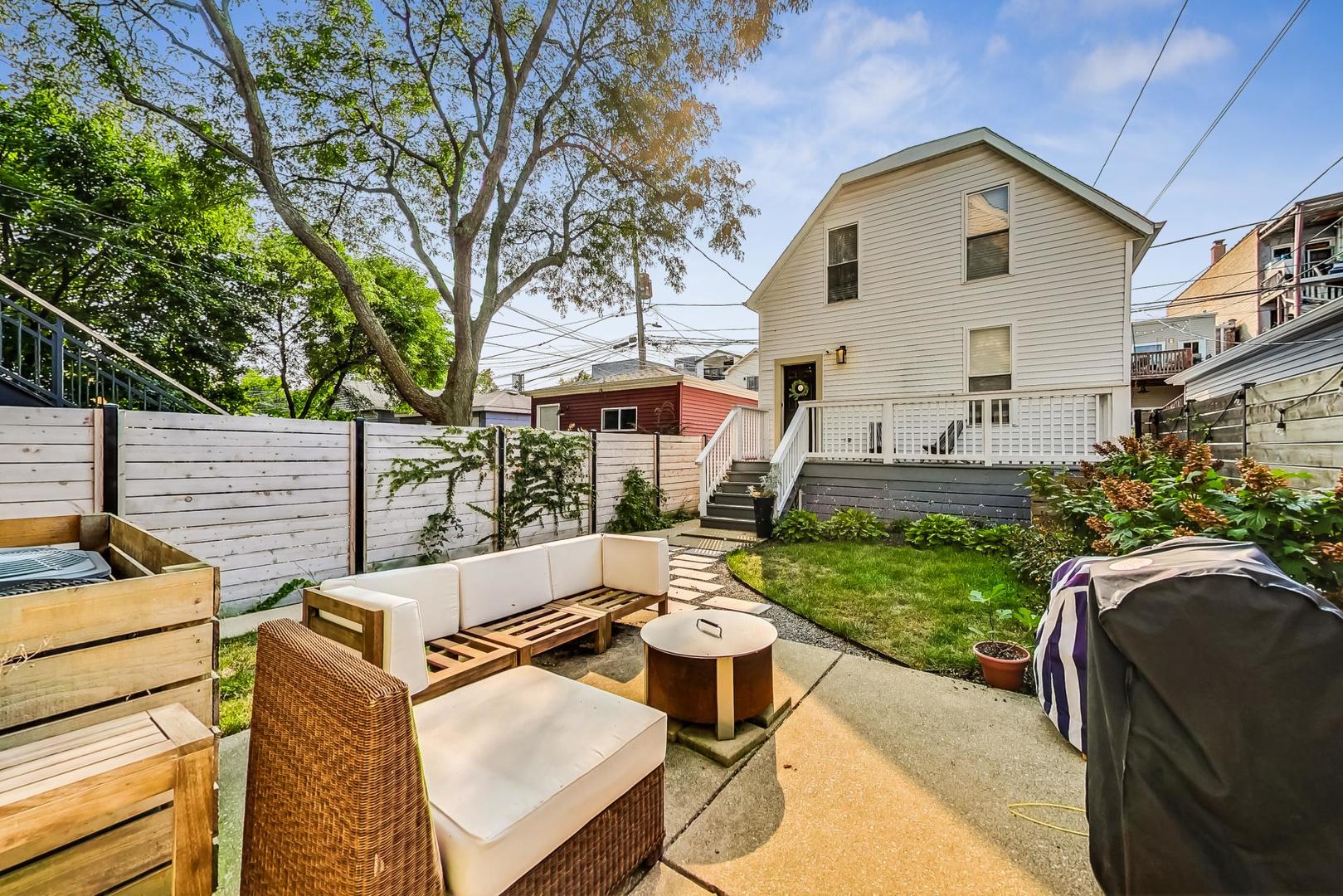 2524 N Washtenaw Avenue Unit: 1F