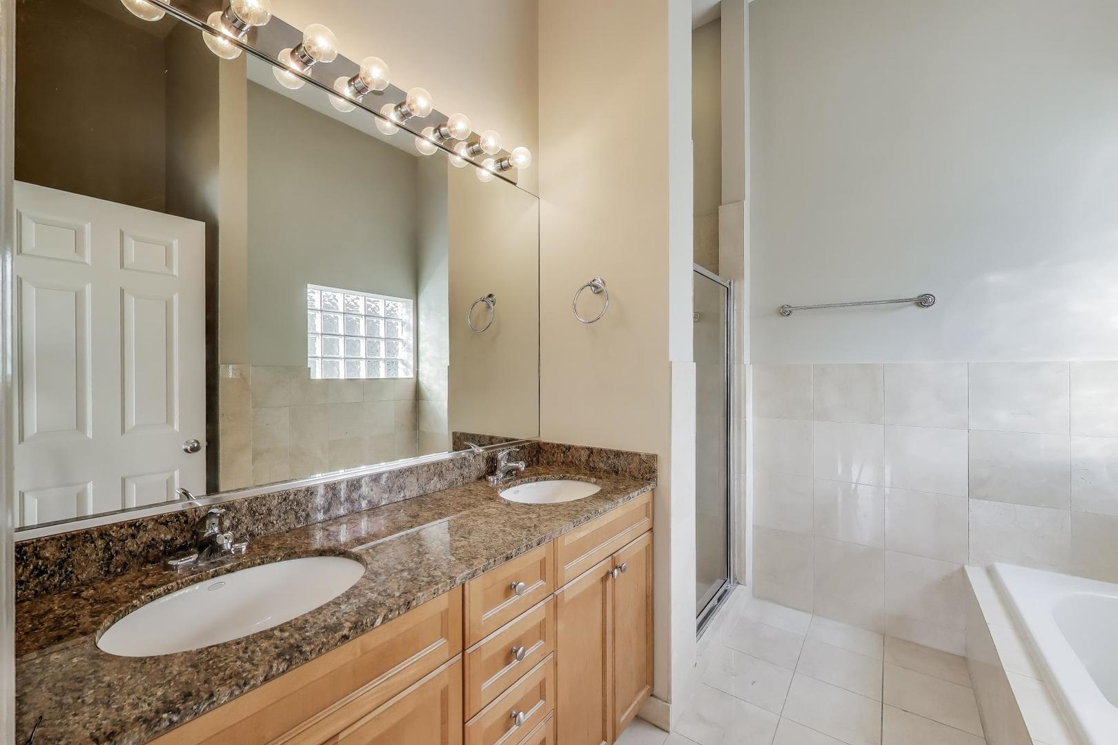 1440 N MAPLEWOOD Avenue Unit: 3S