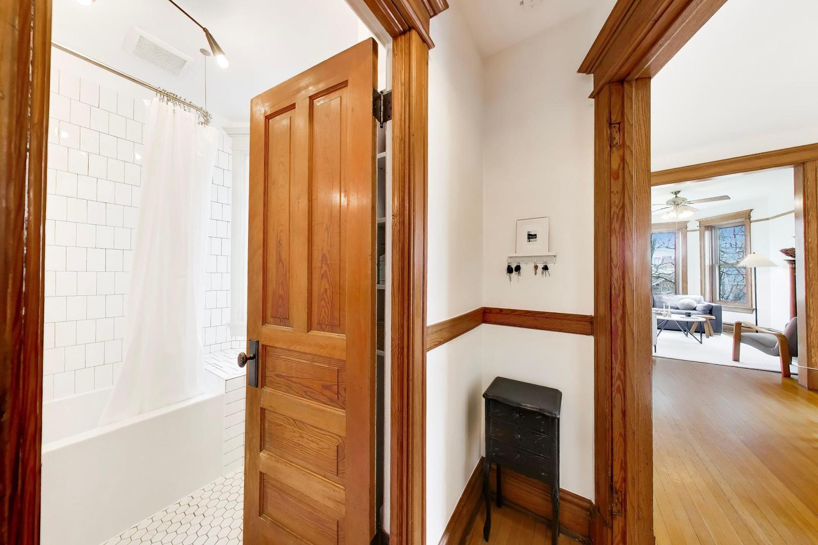 3042 N Clifton Avenue Unit: 3