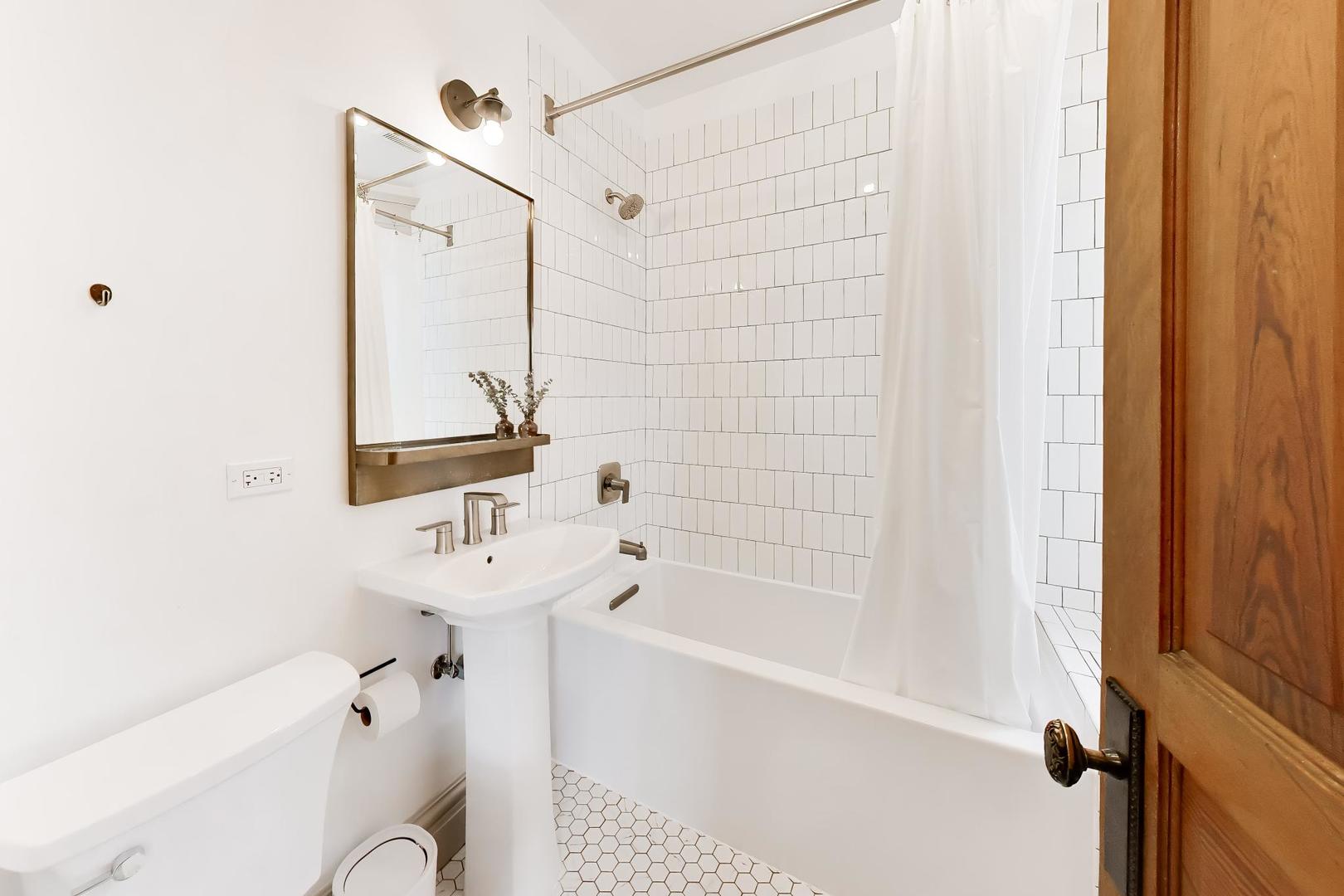 3042 N Clifton Avenue Unit: 3