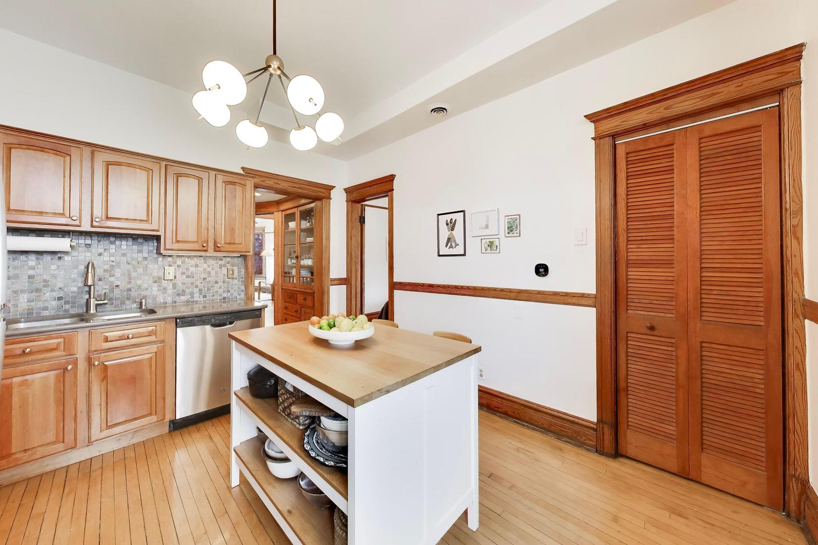 3042 N Clifton Avenue Unit: 3