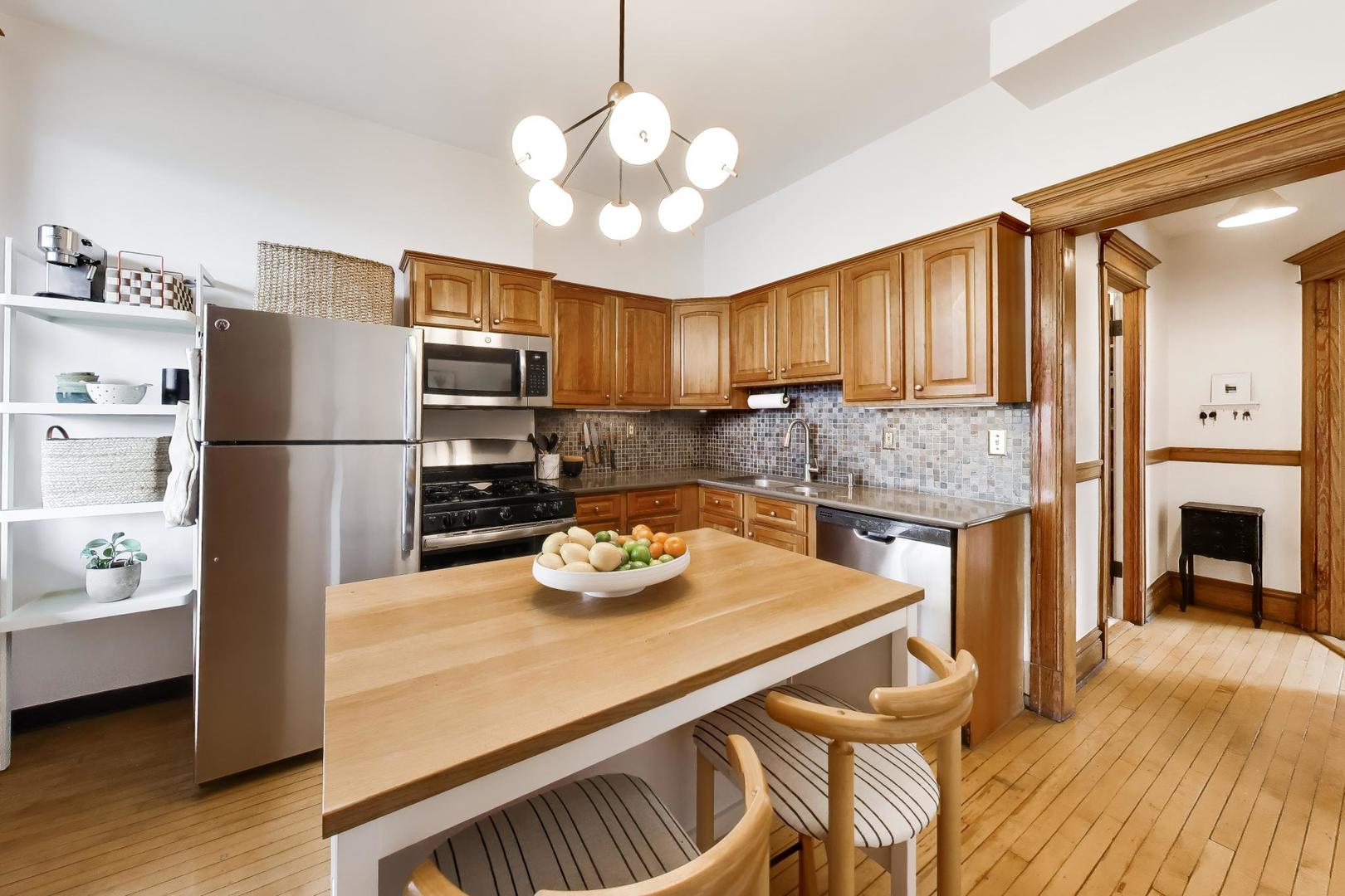 3042 N Clifton Avenue Unit: 3