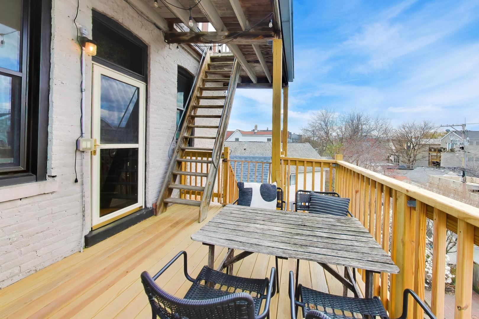 3042 N Clifton Avenue Unit: 3