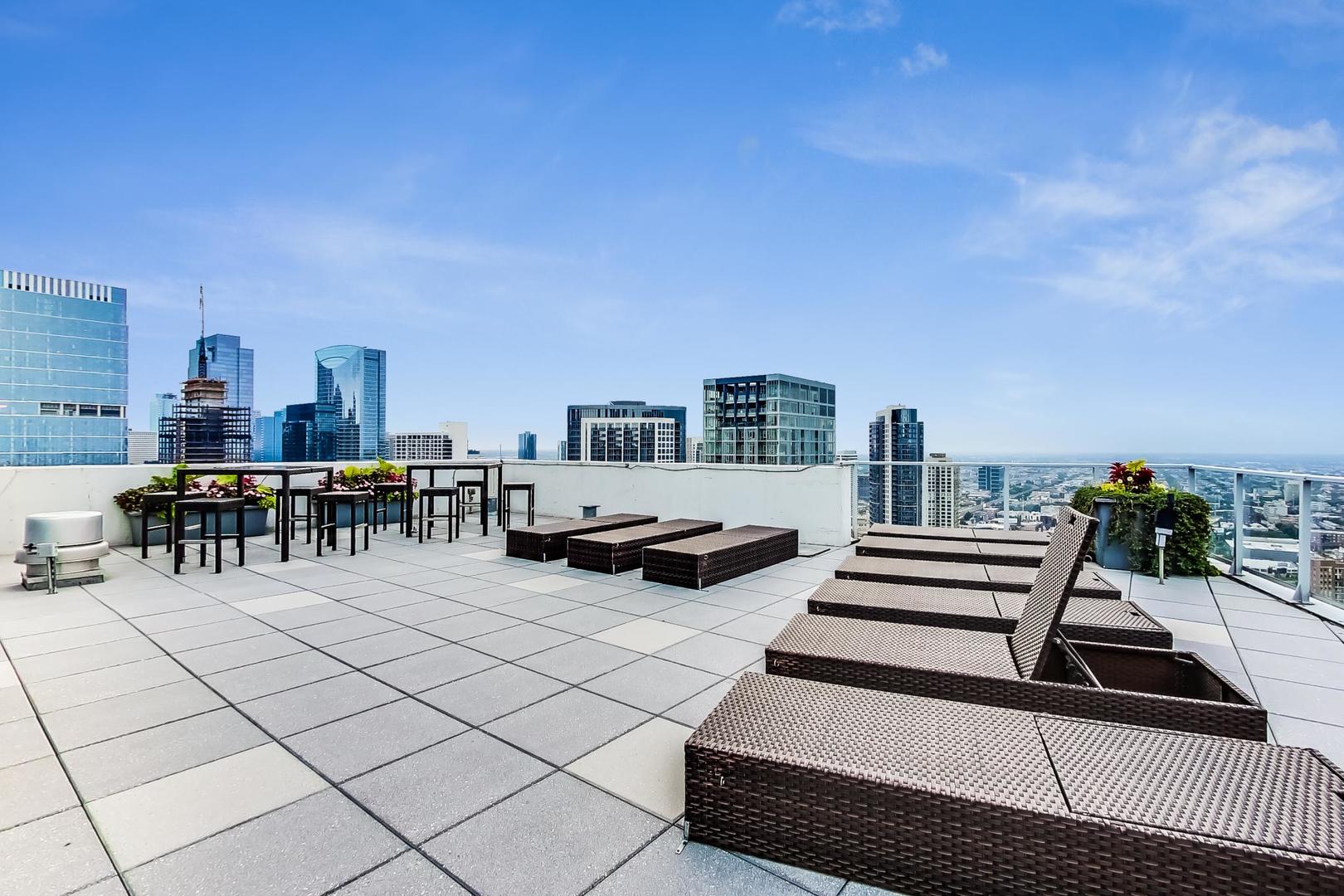 303 W Ohio Street Unit: 2702