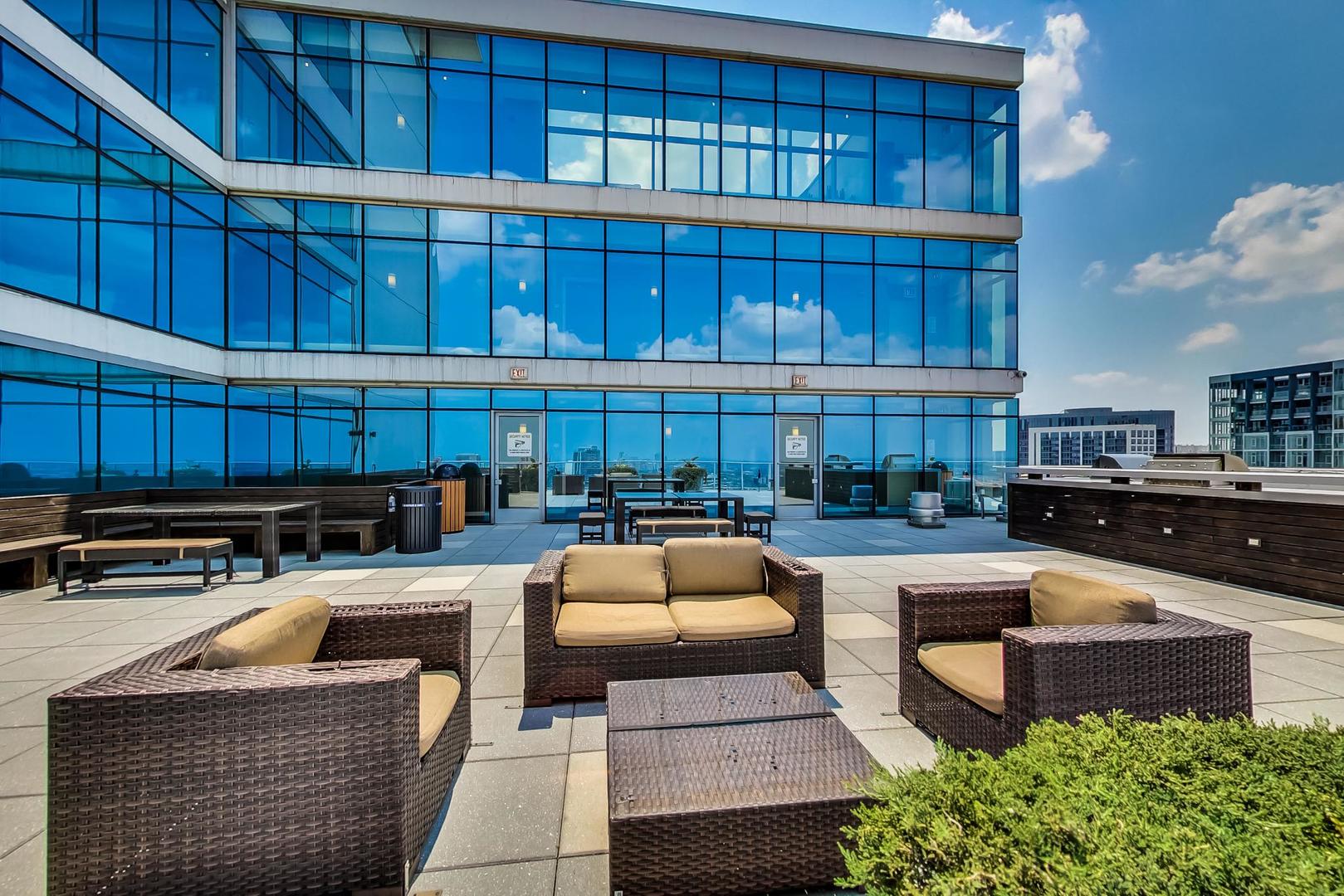 303 W Ohio Street Unit: 2702