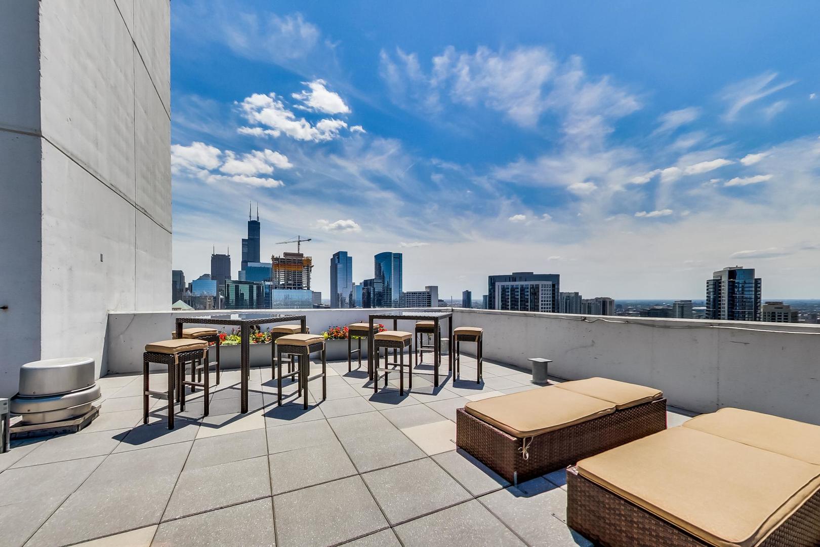 303 W Ohio Street Unit: 2702