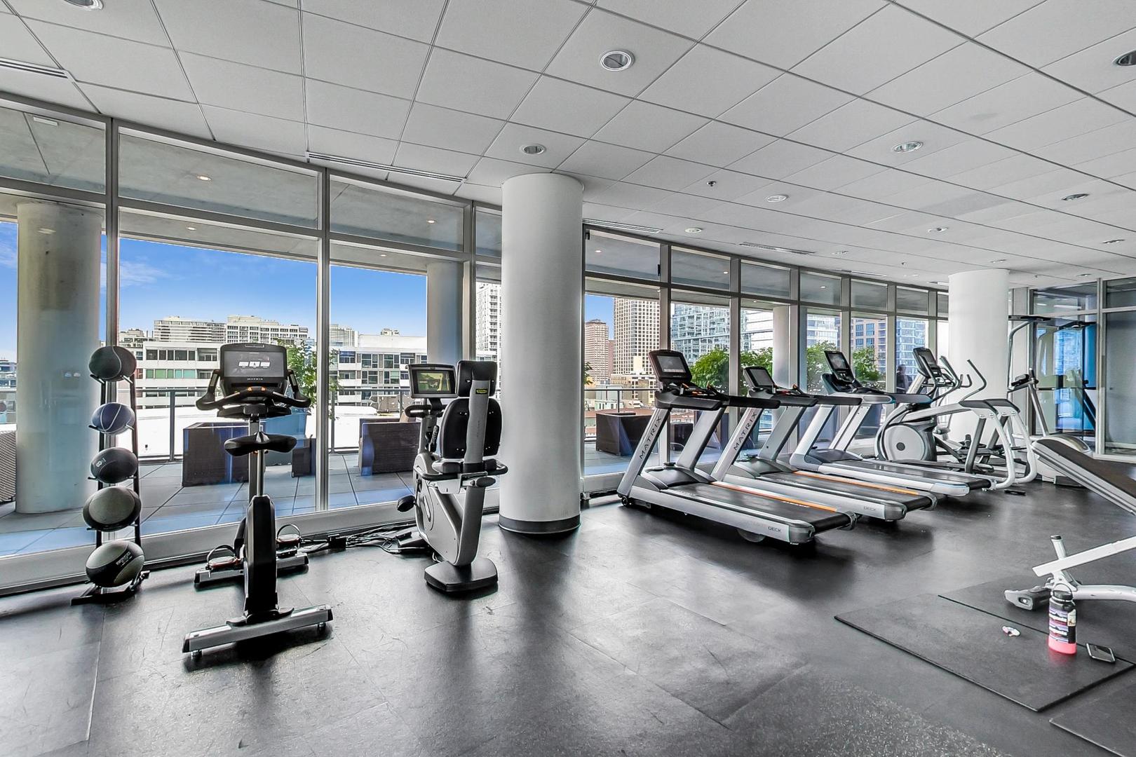 303 W Ohio Street Unit: 2702