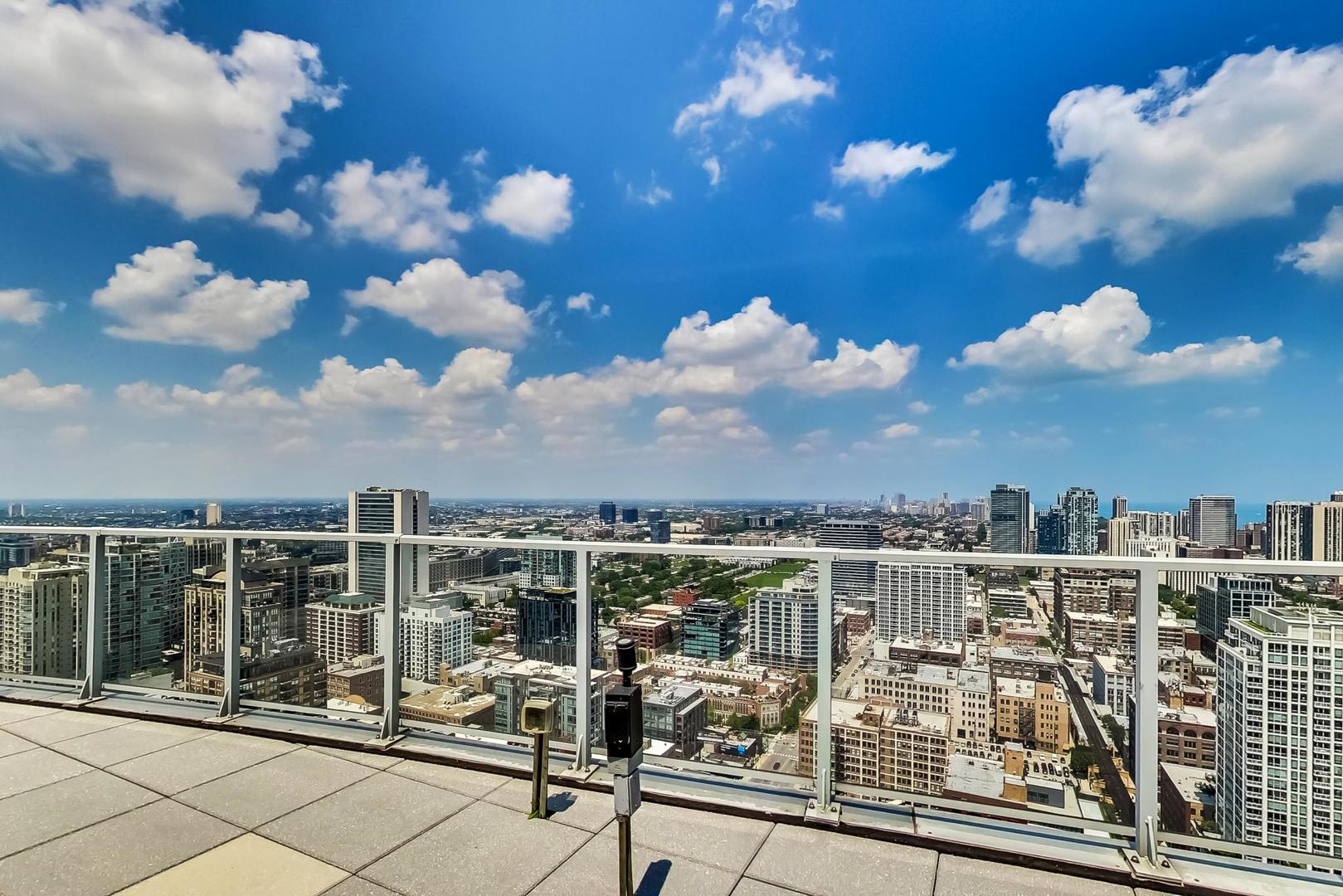 303 W Ohio Street Unit: 2702