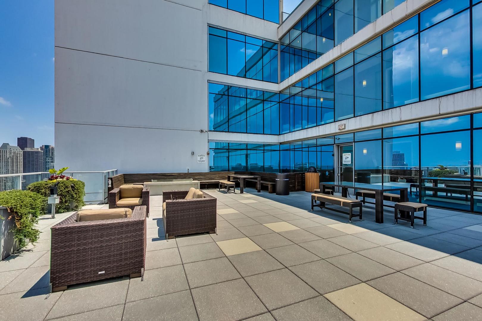 303 W Ohio Street Unit: 2702