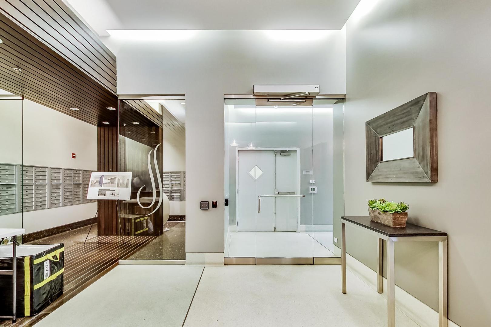 303 W Ohio Street Unit: 2702