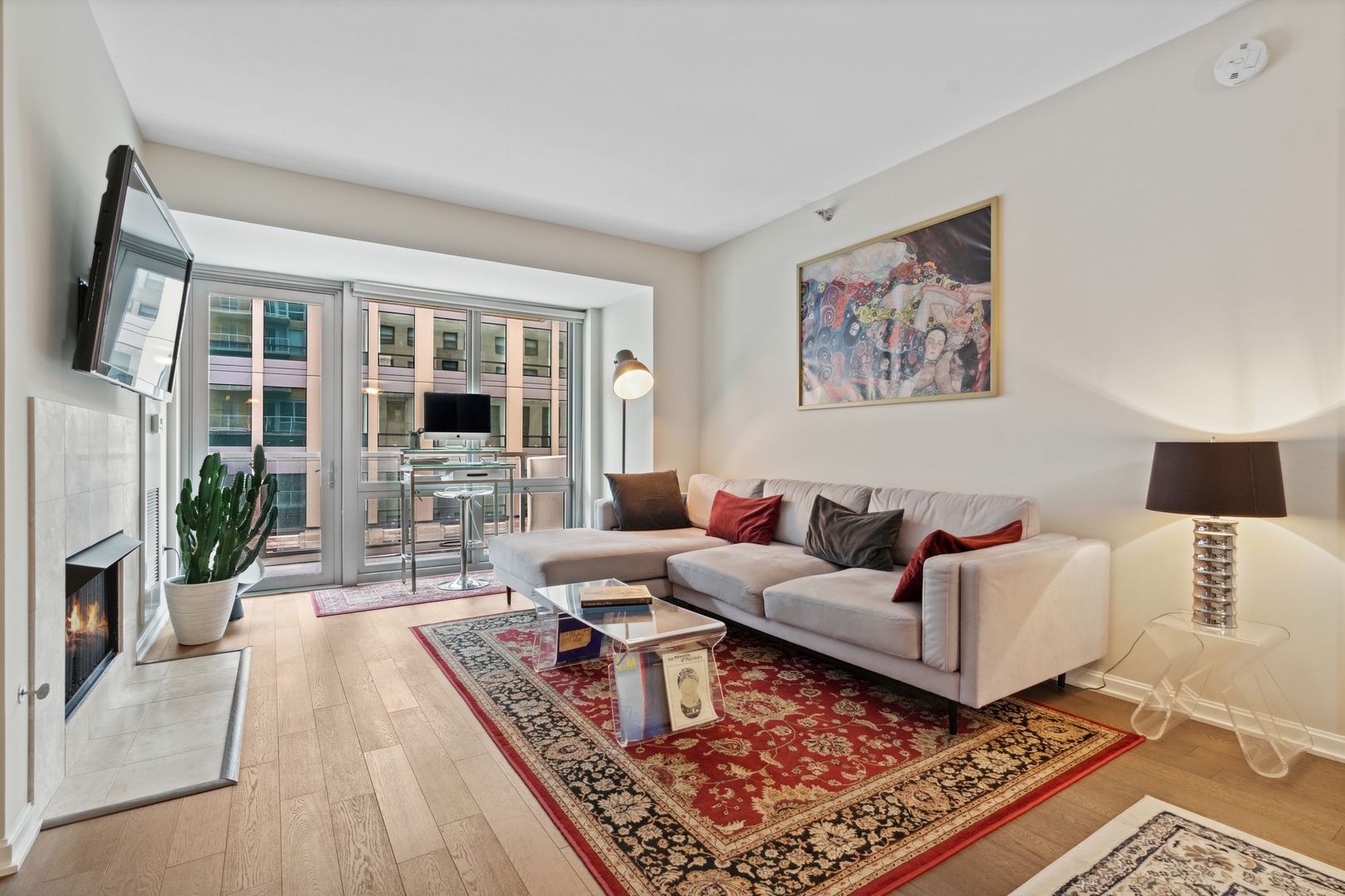 160 E ILLINOIS Street Unit: 1302