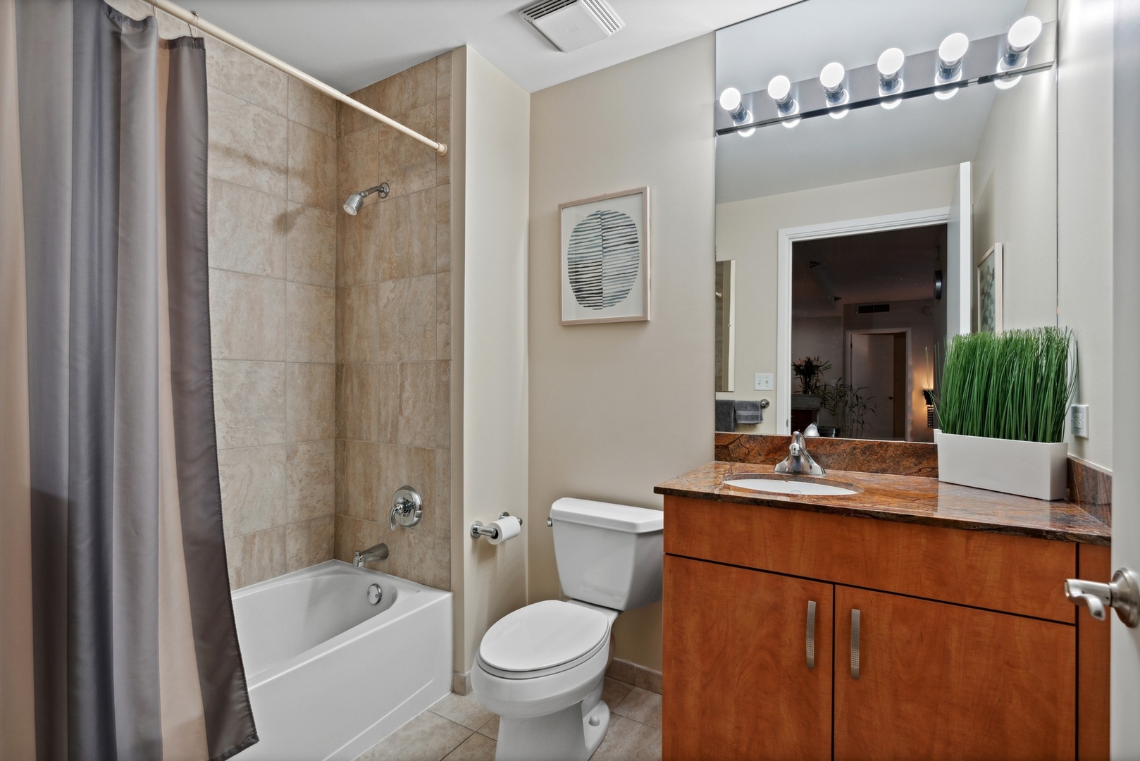 160 E ILLINOIS Street Unit: 1302