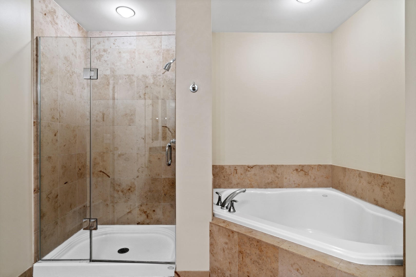 160 E ILLINOIS Street Unit: 1302