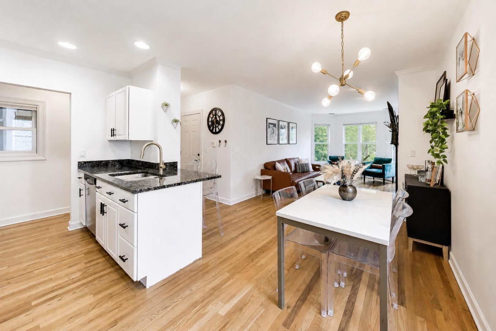 3051 N Clifton Avenue Unit: 2
