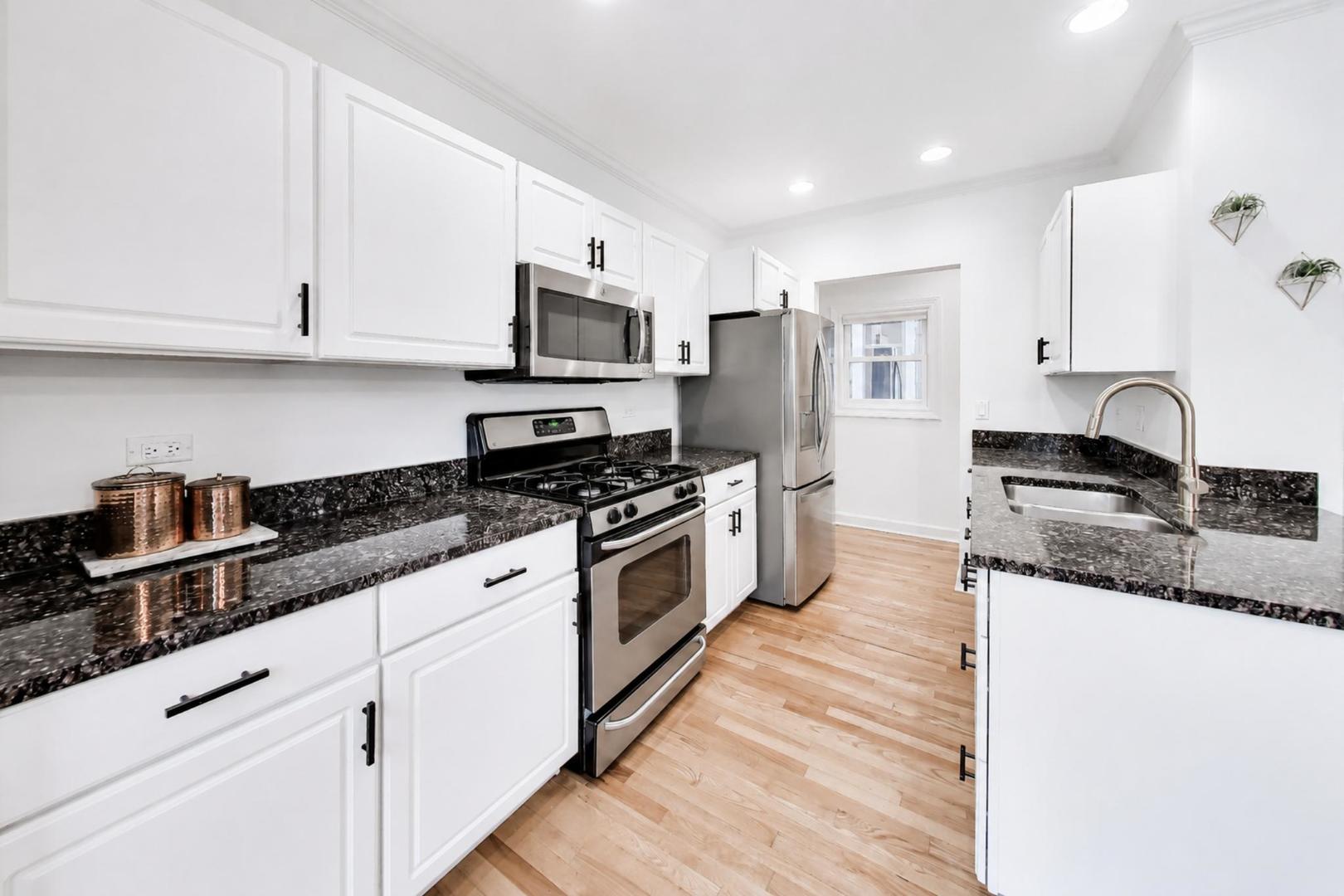 3051 N Clifton Avenue Unit: 2