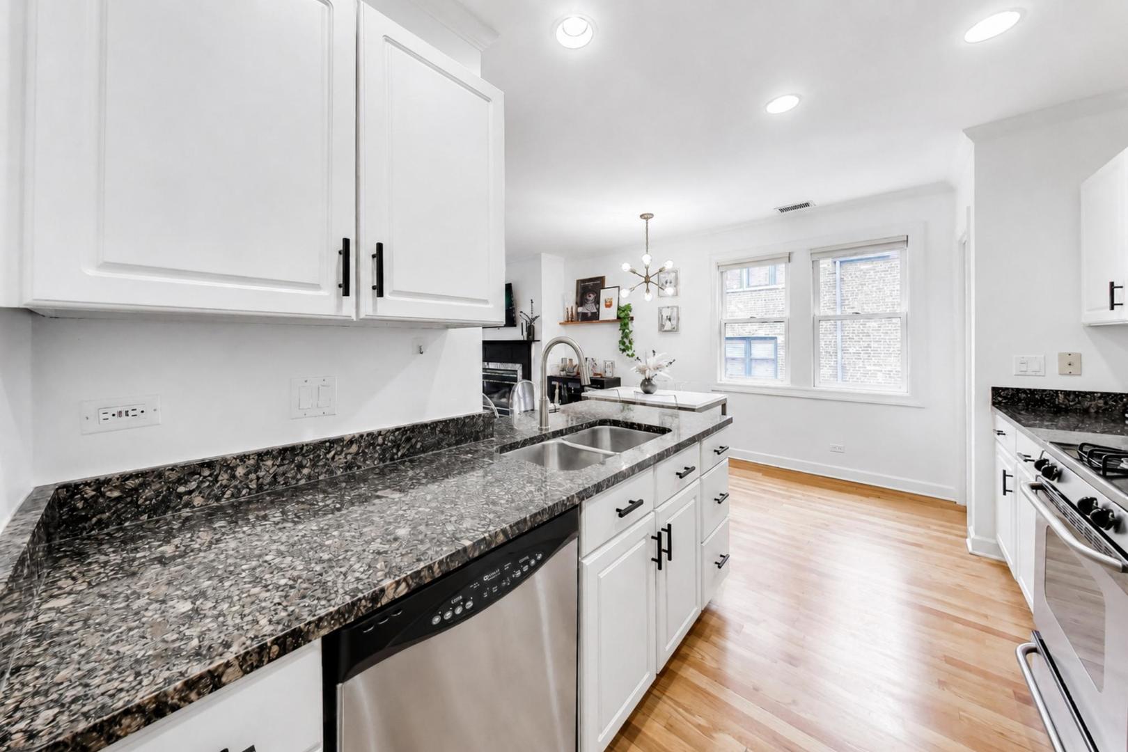 3051 N Clifton Avenue Unit: 2