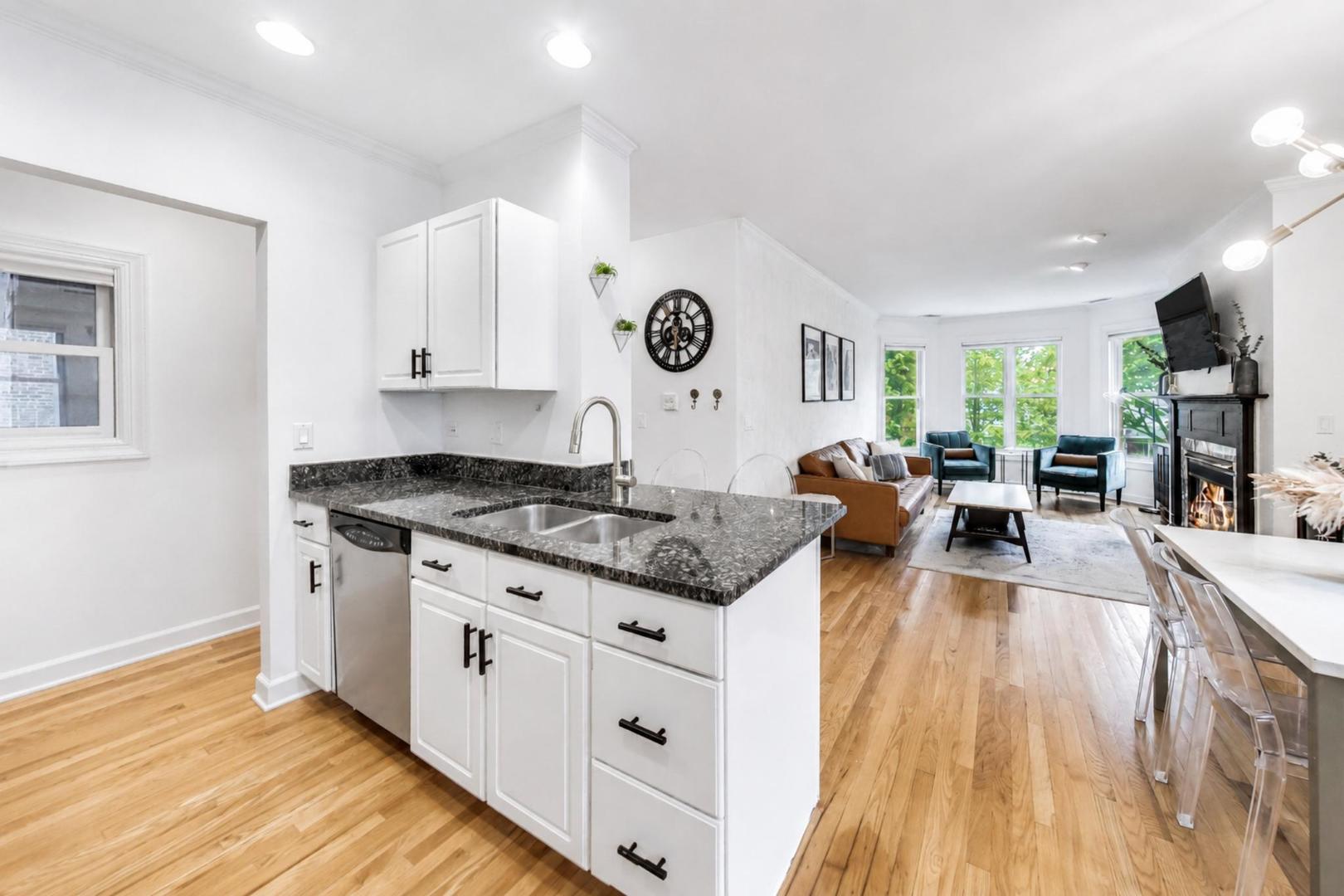 3051 N Clifton Avenue Unit: 2