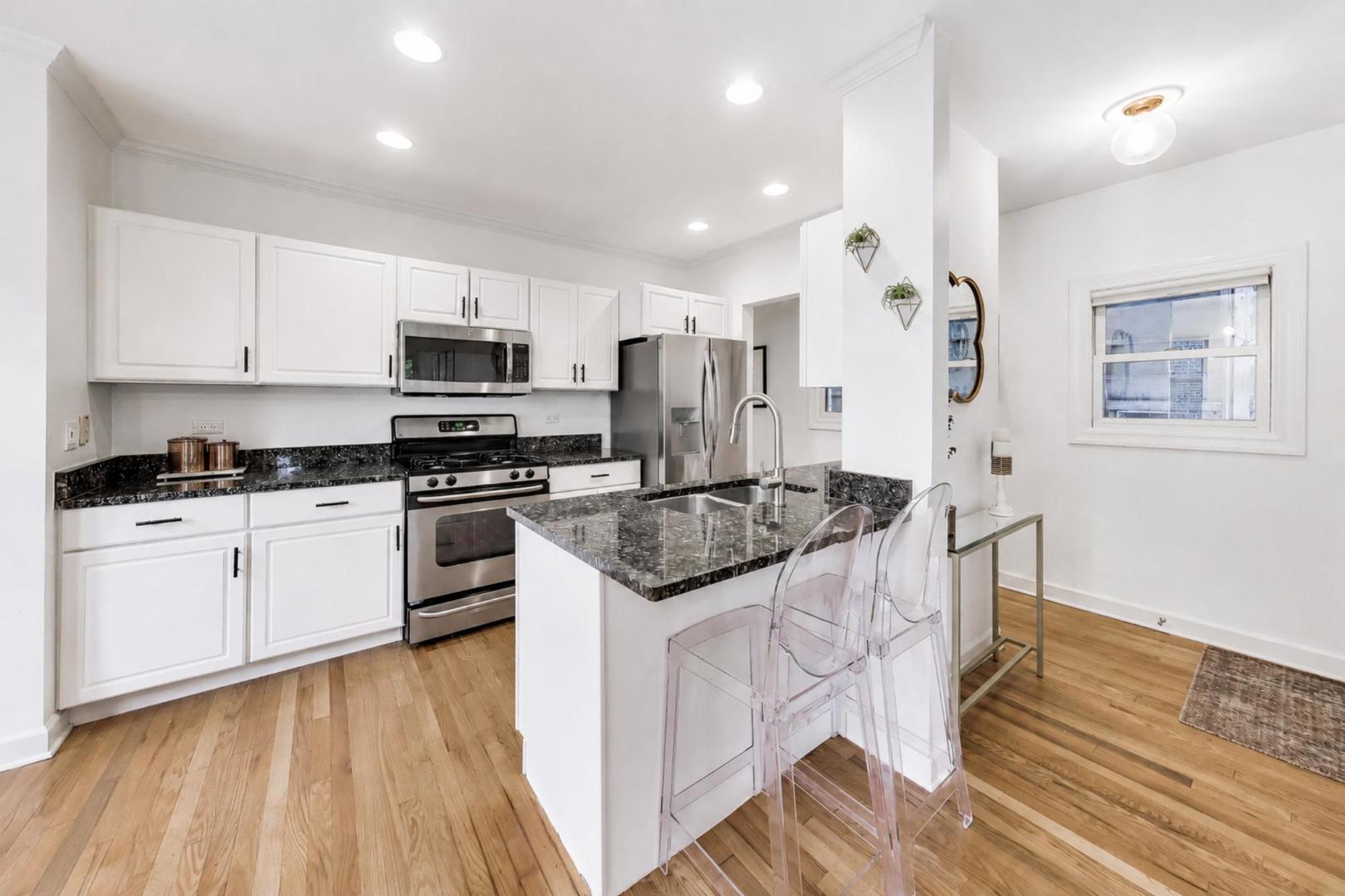 3051 N Clifton Avenue Unit: 2